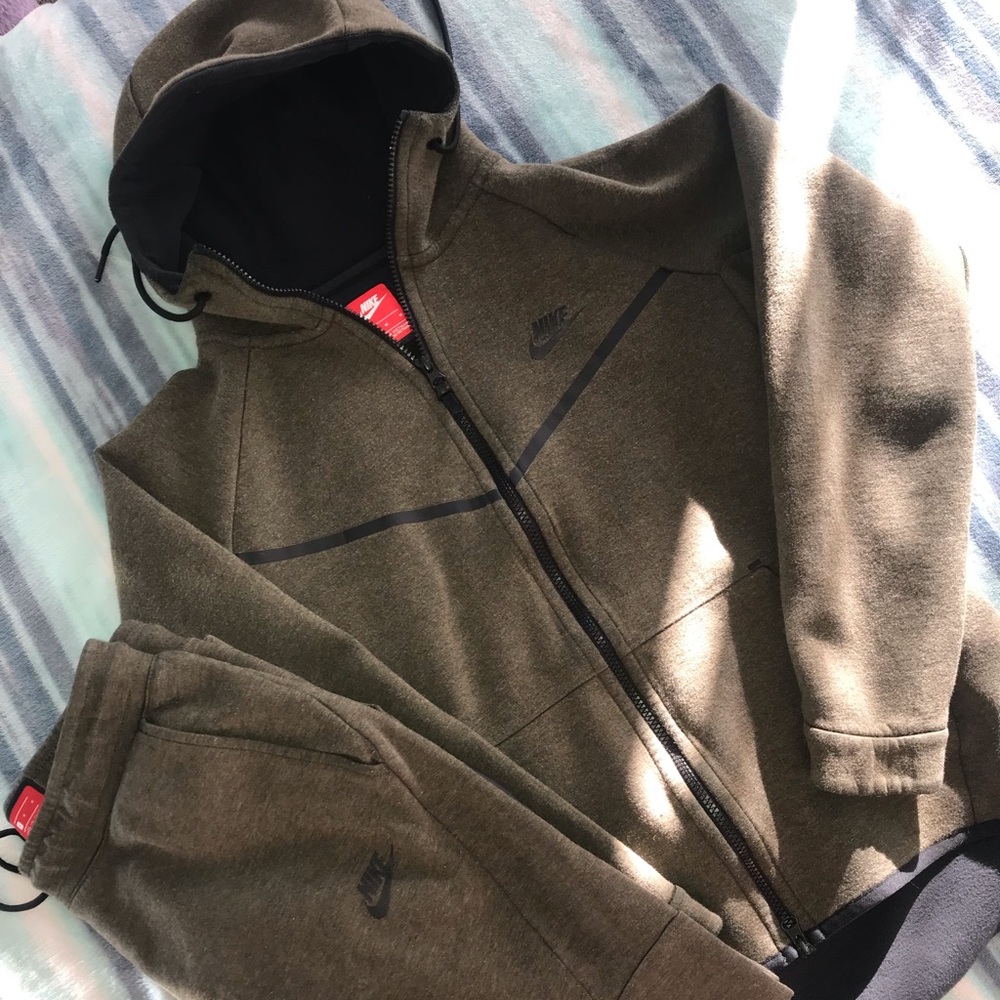 Nike tech hoodie, sweats set size medium